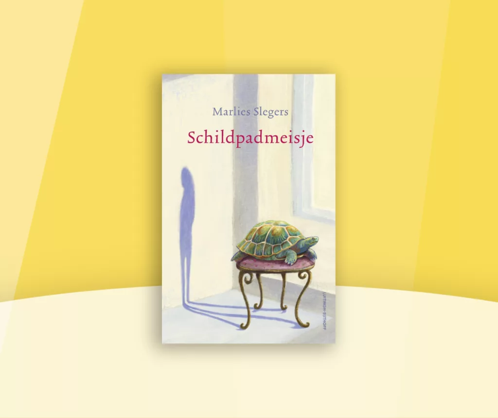 Op gele achtergrondkleuren in de huisstijl van Boekenbende is de voorkant van het boek Schildpadmeisje afgebeeld. Op de omslag van het boek zie je een schildpad op een tafeltje, de schaduw die ontstaat door de zon die op de tafel schijnt toont een meisje.