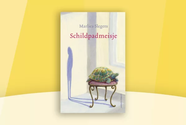 Op gele achtergrondkleuren in de huisstijl van Boekenbende is de voorkant van het boek Schildpadmeisje afgebeeld. Op de omslag van het boek zie je een schildpad op een tafeltje, de schaduw die ontstaat door de zon die op de tafel schijnt toont een meisje.